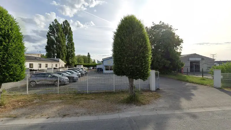 Vue de la rue devant Garage Laroche carrosserie, Saujon
