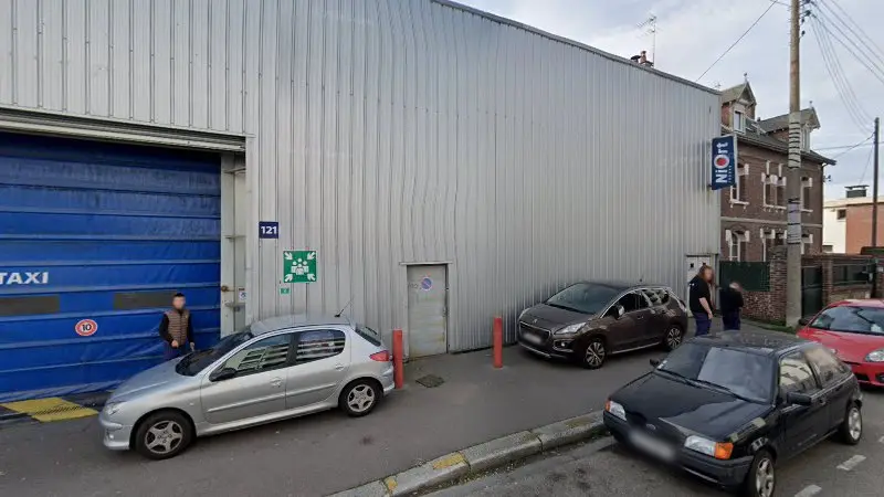 Vue de la rue devant Niort Frères Distribution - Atelier Taxi, Rouen