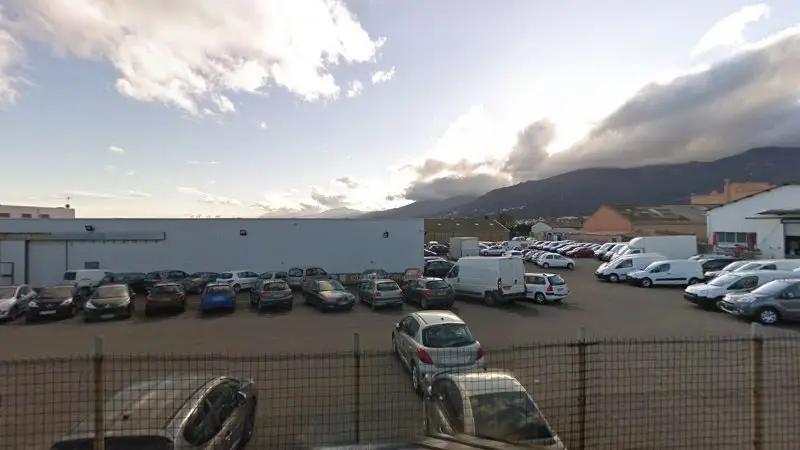 Vue de la rue devant Bzk carrosserie, Bastia
