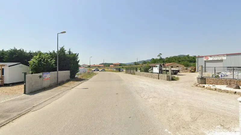 Vue de la rue devant ACA Agencement Camion Ambulant, Andancette