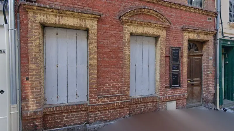 Vue de la rue devant GARAGE PREMIER - CARROSSERIE HONFLEURAISE, Honfleur
