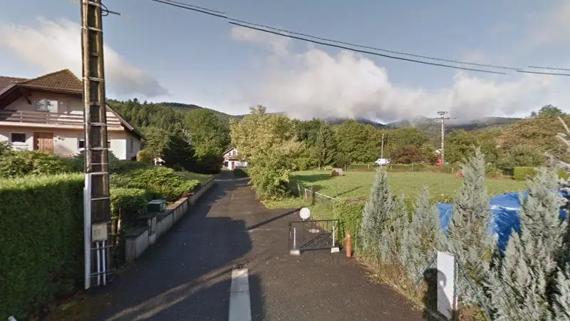 Vue de la rue devant M.P.E. Mécanique de Précision de l'Est-SARL, Masevaux-Niederbruck