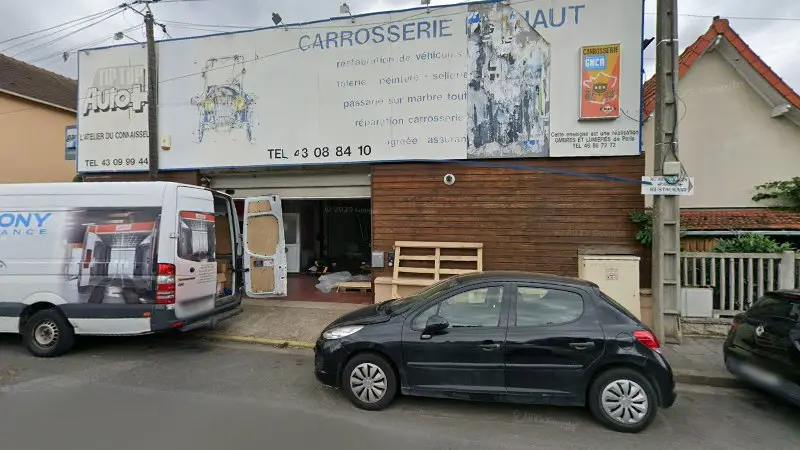 Vue de la rue devant Garage des Trois Communes, Neuilly-sur-Marne