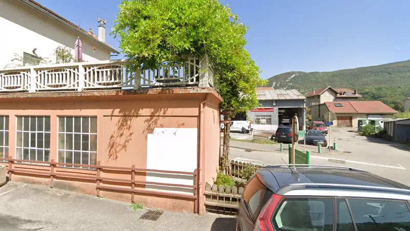 Vue de la rue devant Garage du Colombier - Motrio, Seyssel