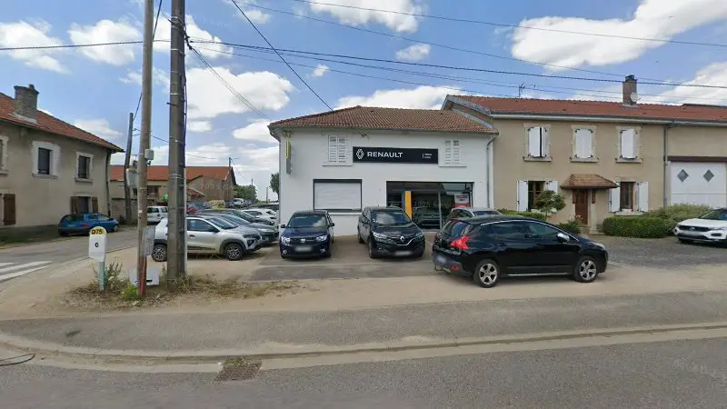 Vue de la rue devant Renault Garage Clavel, Limey-Remenauville