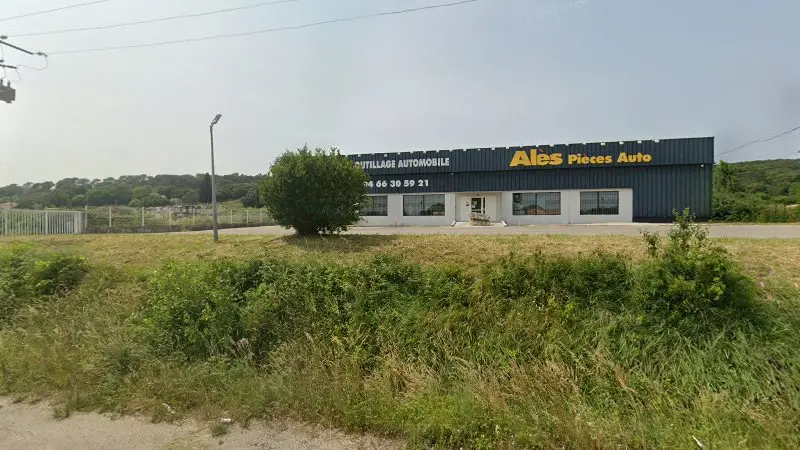 Vue de la rue devant Ales Pieces Autos, Saint-Privat-des-Vieux