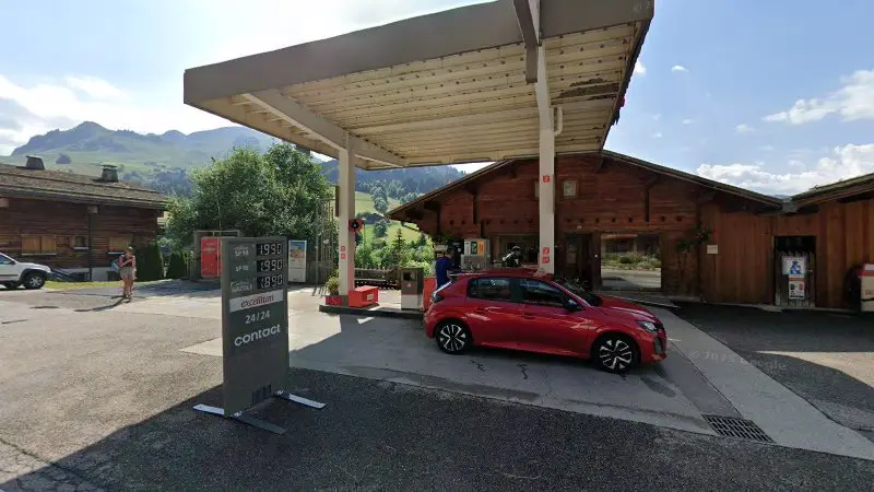 Vue de la rue devant Motrio - Garage La Cascade, Le Grand-Bornand