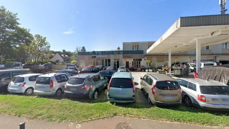 Vue de la rue devant Eurorepar Sarl Trabelsi Naft, Élancourt