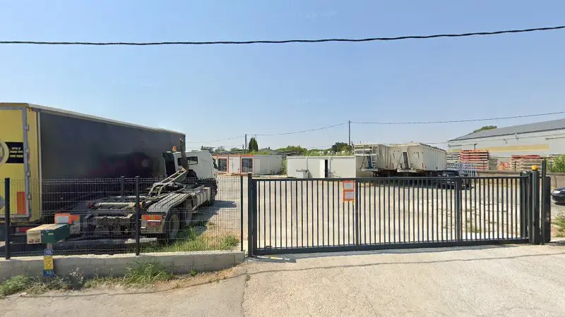 Vue de la rue devant RS13 Carrosserie, Berre-l'Étang