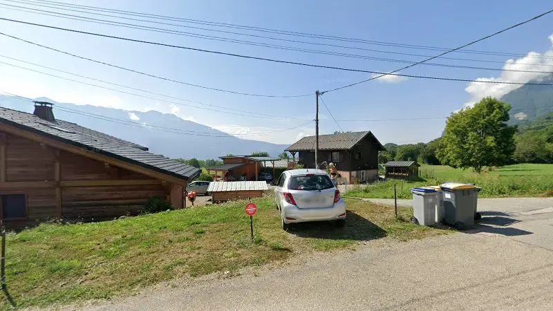 Vue de la rue devant Garage THI Auto-Pneu, Verrens-Arvey