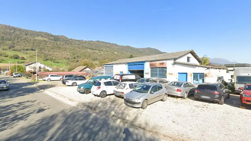 Vue de la rue devant Meca Repa Passion 73, La Croix-de-la-Rochette