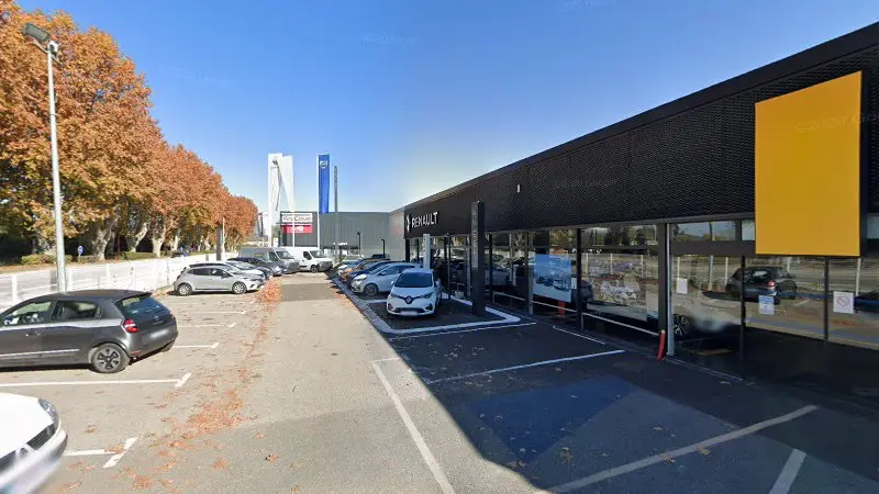 Vue de la rue devant Renault pertuis carrosserie, Pertuis