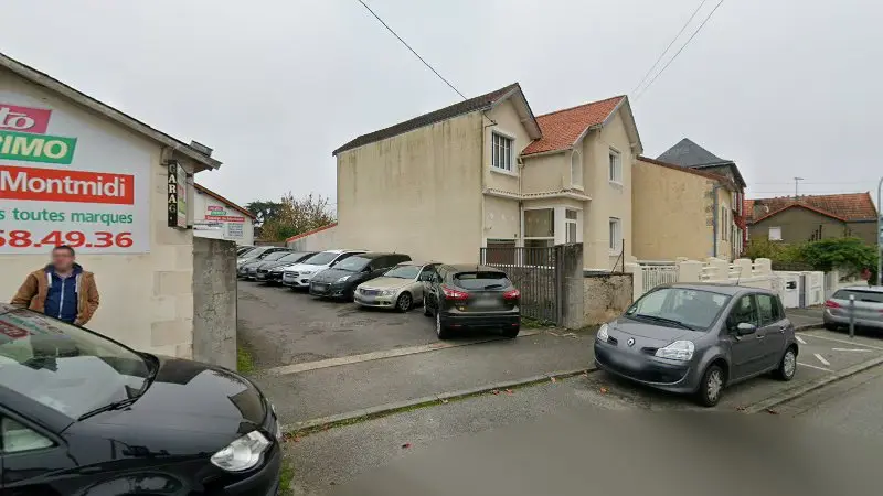 Vue de la rue devant Garage De Montmidi, Poitiers