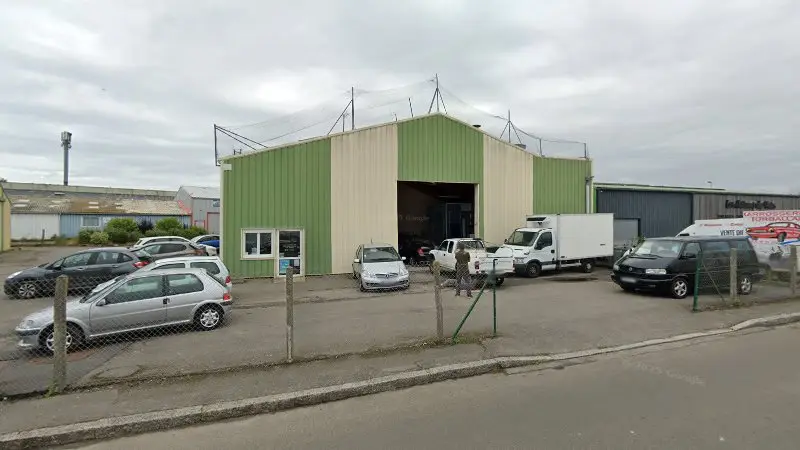 Vue de la rue devant Carrosserie Turballaise, La Turballe