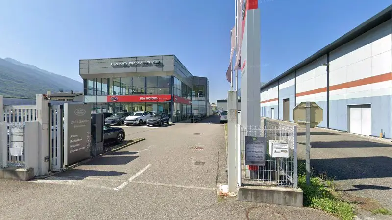 Vue de la rue devant Land Rover Specialiste Albertville car services, Albertville