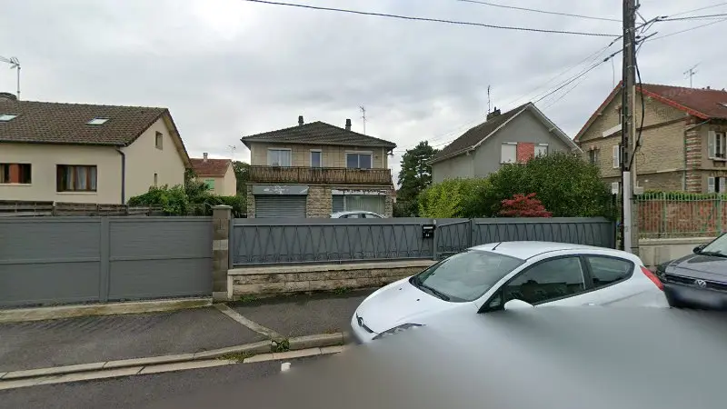 Vue de la rue devant Batteries Mahieu, Beaumont-sur-Oise
