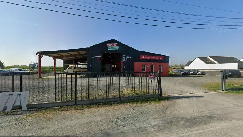 Vue de la rue devant Garage JAMET, Pouillé-les-Côteaux