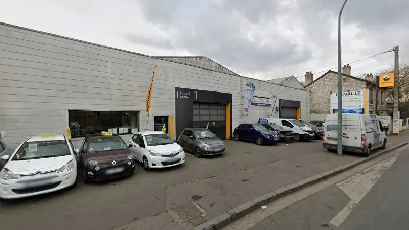 Vue de la rue devant Renault Minute Carrosserie, Vitry-sur-Seine