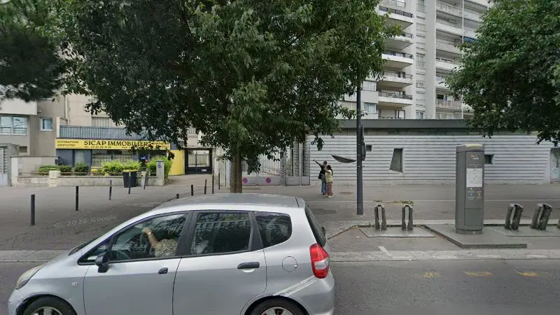 Vue de la rue devant Vitr'auto à Stains, Villejuif