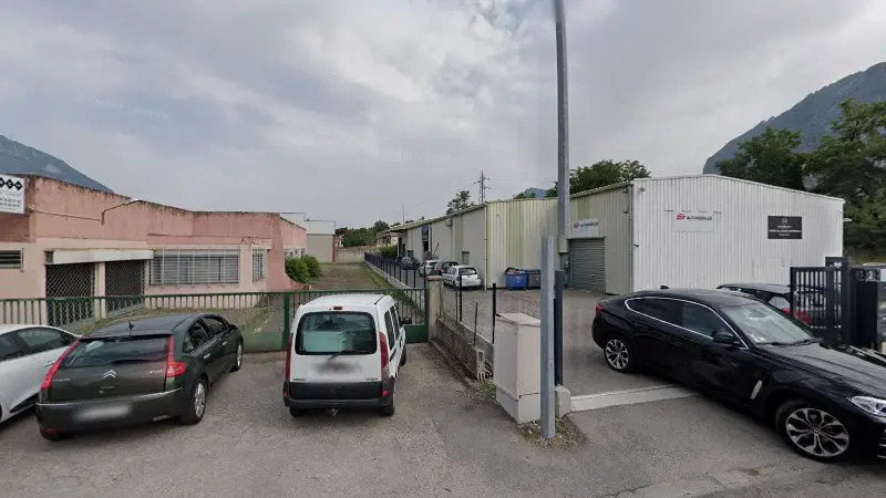 Vue de la rue devant Carrosserie DAVIOLINO, Fontaine