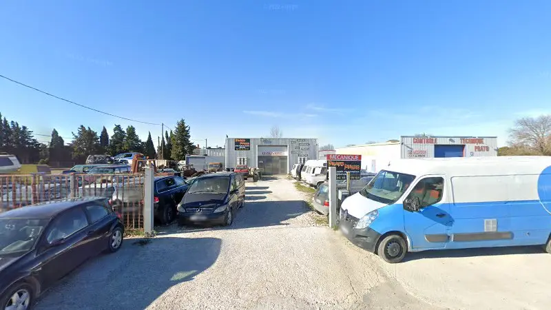 Vue de la rue devant MKautomotosport, Pernes-les-Fontaines