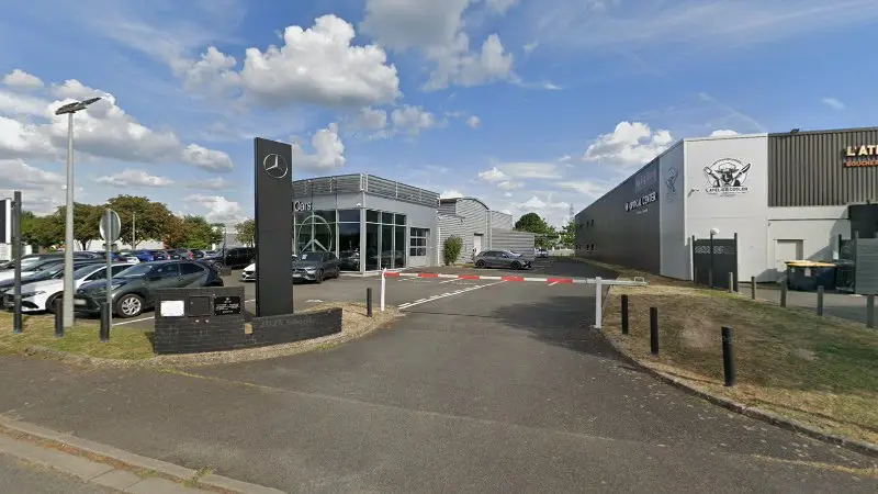 Vue de la rue devant ETOILE Automobiles- Mercedes Benz-Service, Tours