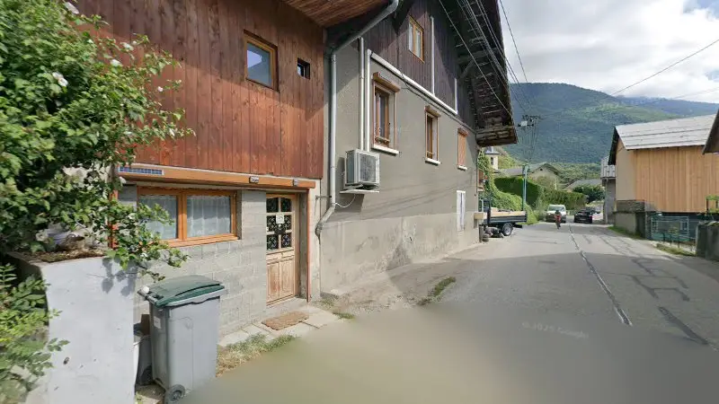 Vue de la rue devant Atelier Cerise Mecanique, Tours-en-Savoie
