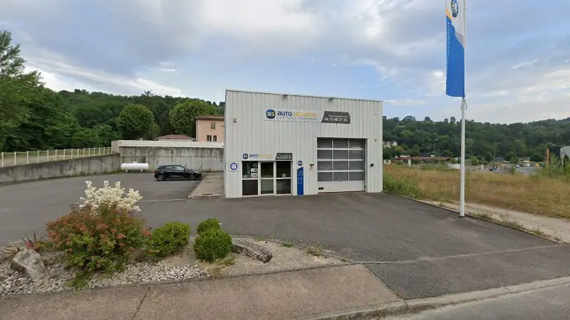 Vue de la rue devant AS Auto Sécurité Contrôle technique ST JEAN EN ROYANS, Saint-Jean-en-Royans