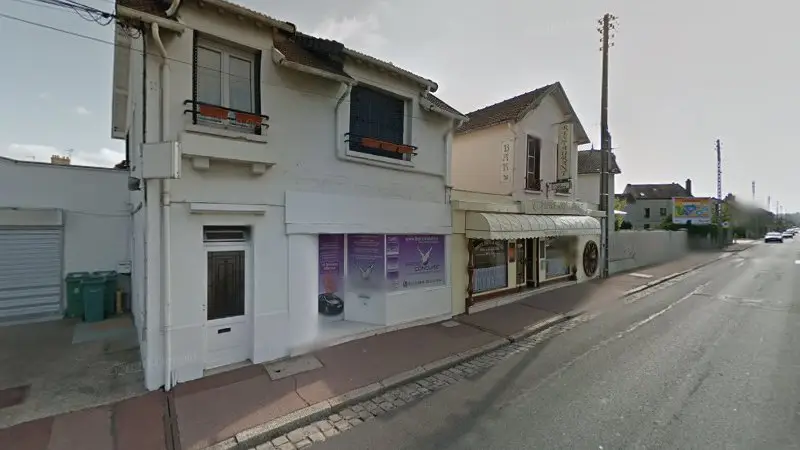 Vue de la rue devant Cool Driving, Mantes-la-Ville