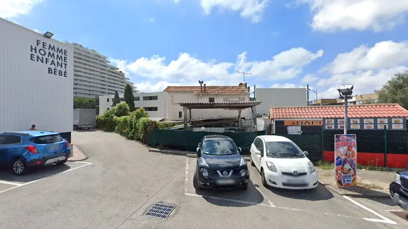 Vue de la rue devant RS Pare Brise, Villeneuve-Loubet