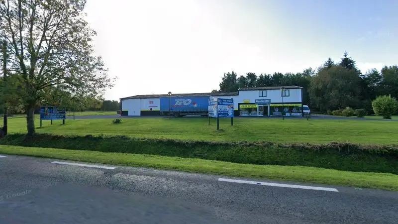 Vue de la rue devant Carrosserie-Peinture, Beaumont-en-Auge