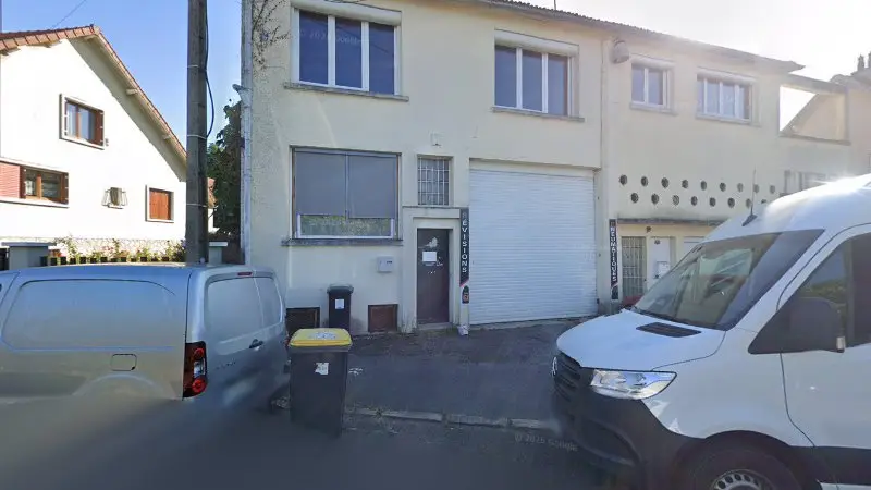 Vue de la rue devant NSC Cars Services, Presles