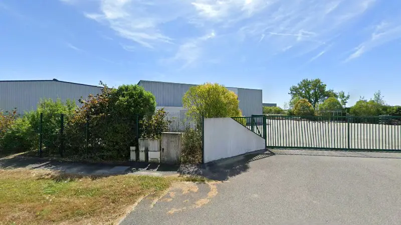 Vue de la rue devant carrosserie de l'Hyrôme, Chemillé-en-Anjou