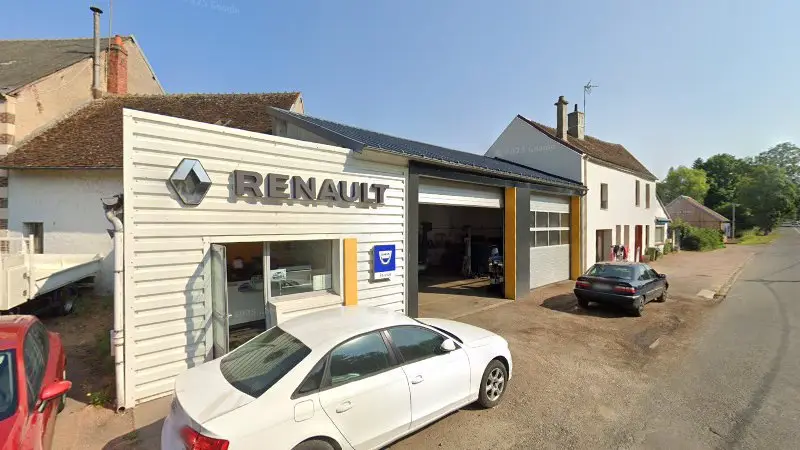 Vue de la rue devant SARL ROCHES Agent RENAULT Garage Didier Peinture ST AMAND, Saint-Amand-en-Puisaye