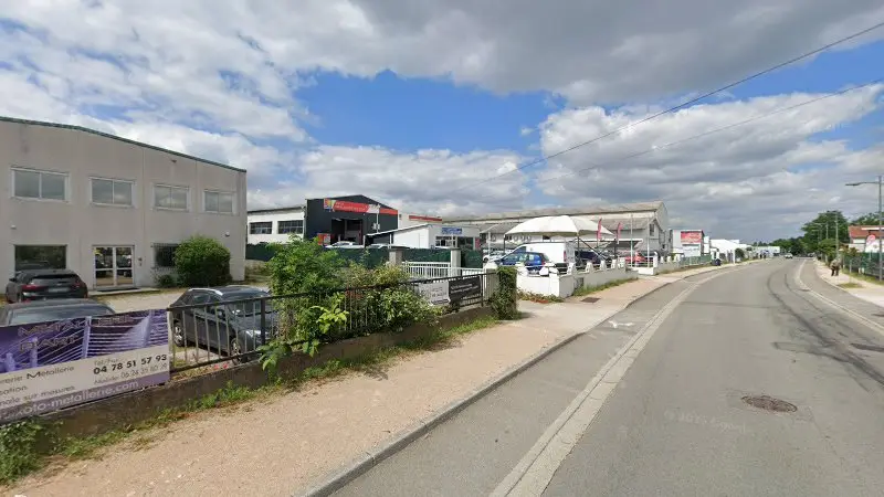 Vue de la rue devant st genis automobiles p.saive, Saint-Genis-Laval