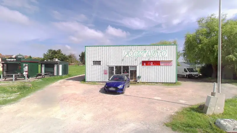 Vue de la rue devant Garage automobile, Saint-Julien-du-Sault