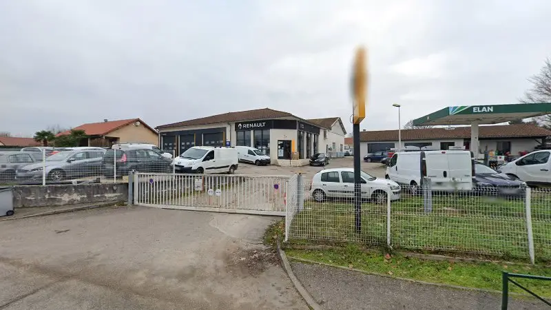 Vue de la rue devant Garage Rousset, Saint-Maurice-de-Gourdans