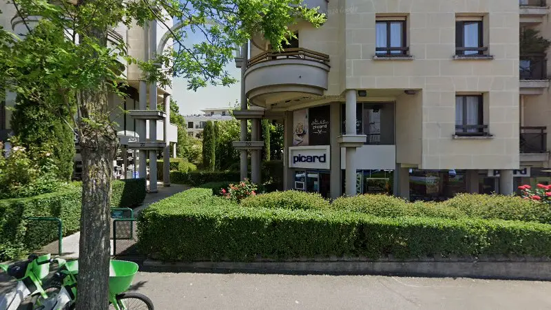 Vue de la rue devant Financière Pottier, Nogent-sur-Marne