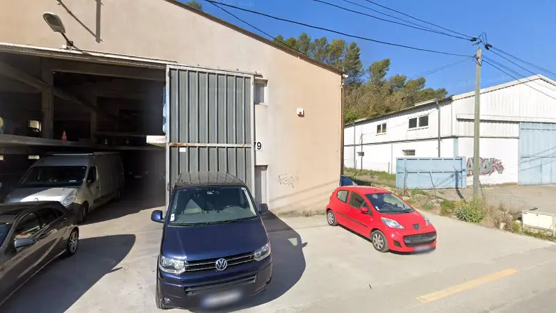 Vue de la rue devant Carrosserie de la Jeanpormanove, Contes