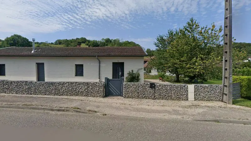 Vue de la rue devant Restauration de motos anciennes à Salins les Bains Jura 39, Salins-les-Bains