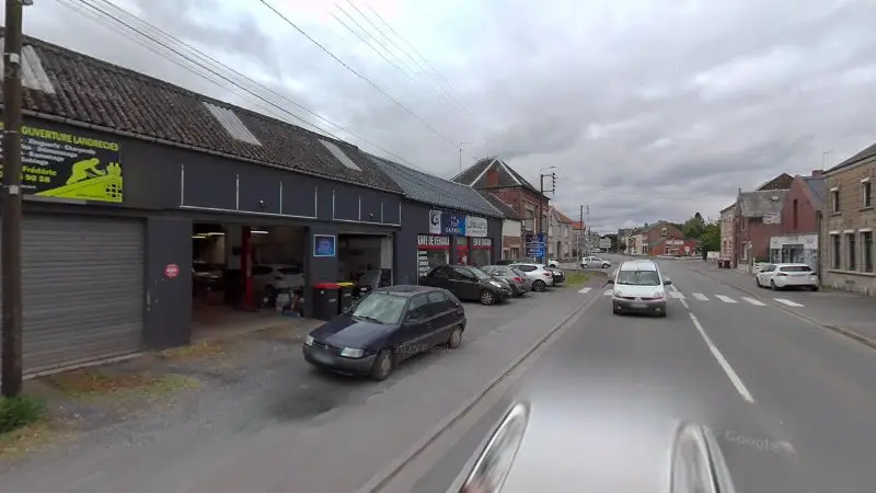 Vue de la rue devant Garage Luna auto, Landrecies
