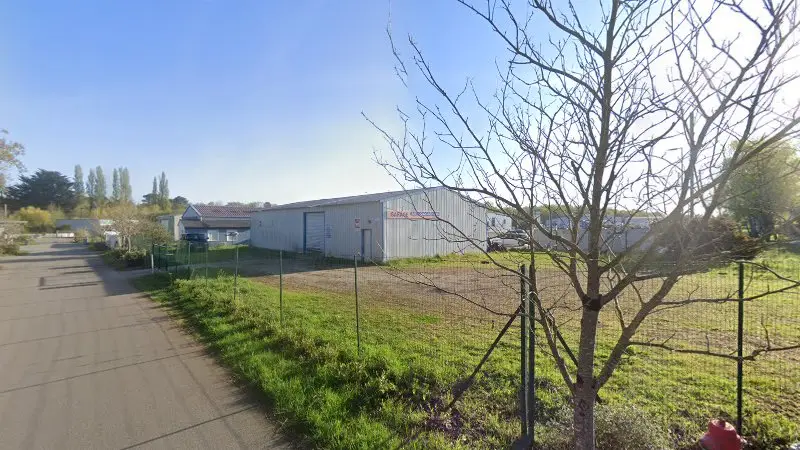 Vue de la rue devant Garage et vente de pièces détachées pour Volkswagen anciennes, Merlevenez