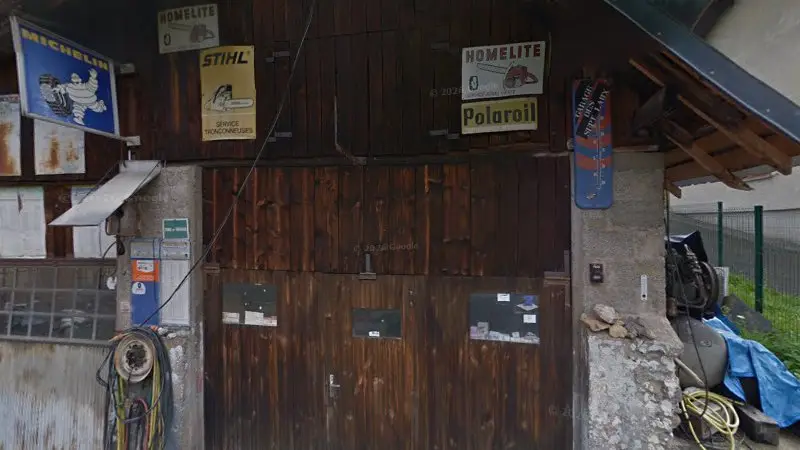 Vue de la rue devant garage des sept laux, Le Haut-Bréda
