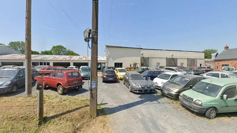 Vue de la rue devant Haudroy Auto Pièces, La Flamengrie