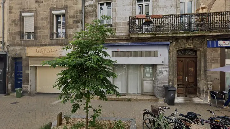Vue de la rue devant Garage Motos Vélos, Bordeaux