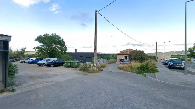 Vue de la rue devant Carrosserie AVS 83, Solliès-Ville