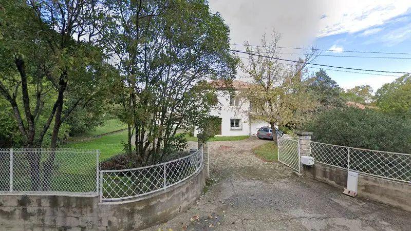 Vue de la rue devant Riou Automobile, Saint-Christol-lez-Alès