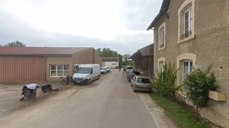 Vue de la rue devant Carrosserie Pion C.J Freres, Les Riceys