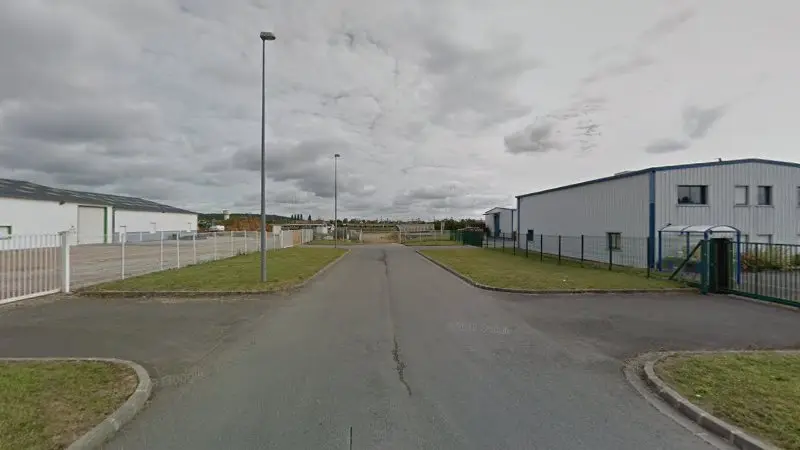 Vue de la rue devant EDMS - Entretien Diagnostics Mécanique Services, Mézidon Vallée d'Auge