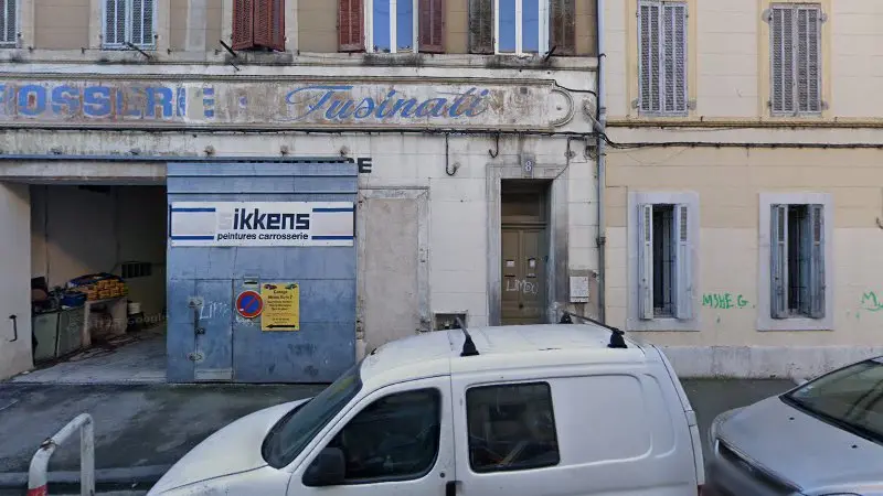 Vue de la rue devant ADH carrosserie ( MDPS AUTO PRESTIGE ), Marseille